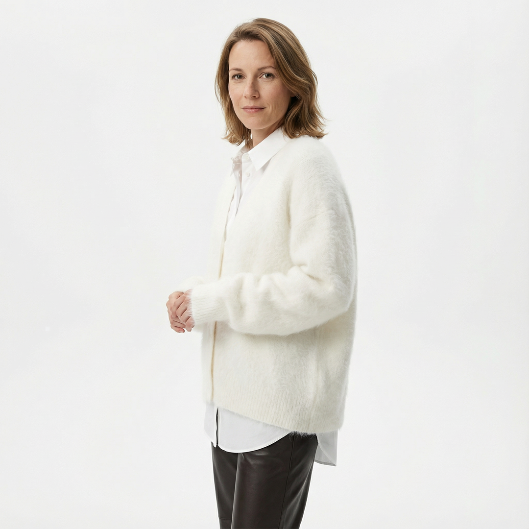 Seitenansicht Damen Cardigan cremeweiß, Layering mit Bluse und Lederhose