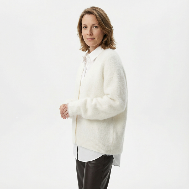 Seitenansicht Damen Cardigan cremeweiß, Layering mit Bluse und Lederhose