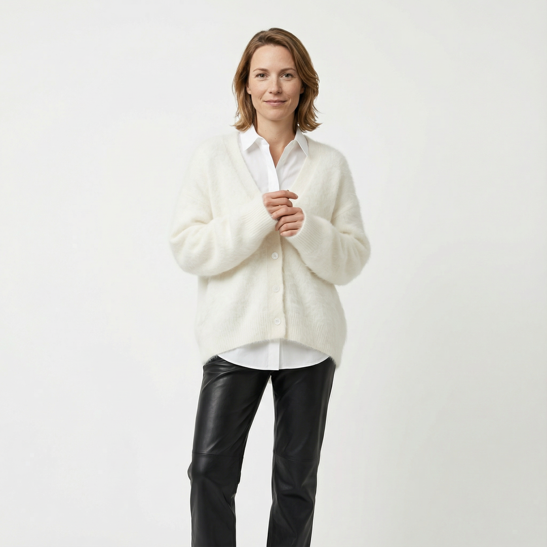 Damen Cardigan cremeweiß kombiniert mit weißer Bluse und schwarzer Lederhose