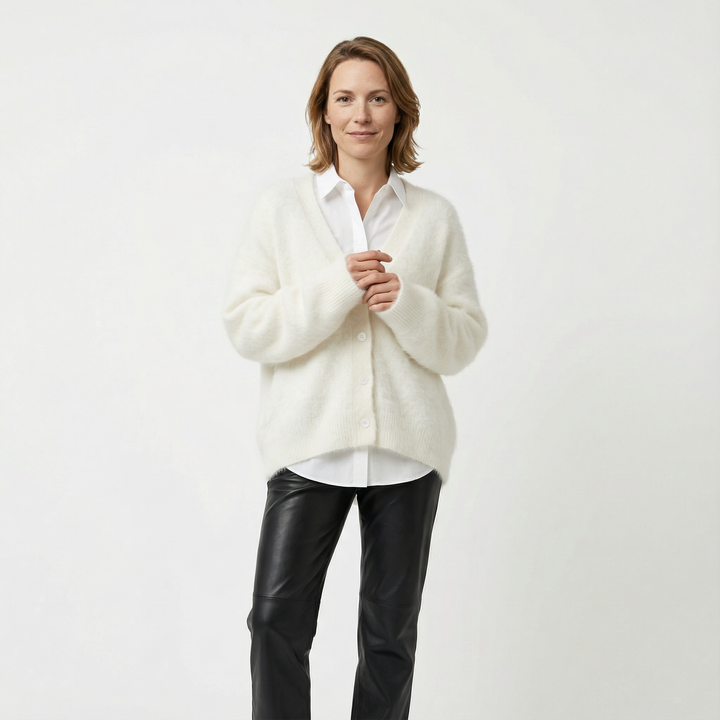 Damen Cardigan cremeweiß kombiniert mit weißer Bluse und schwarzer Lederhose