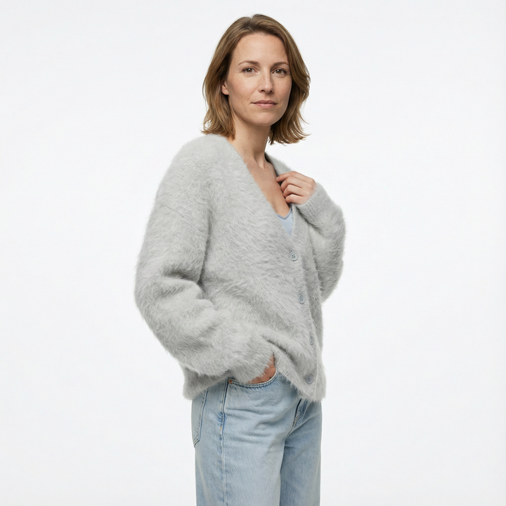 Seitenansicht Damen Cardigan hellgrau mit Jeans, Oversized-Silhouette