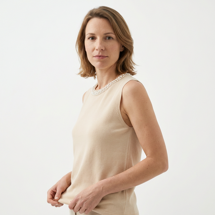 Strick-Top mit Perlenkragen in Beige, Seitenansicht