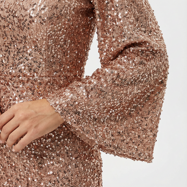 Nahaufnahme Pailletten und ausgestellter Glockenärmel, Damen Abendkleid in Roségold