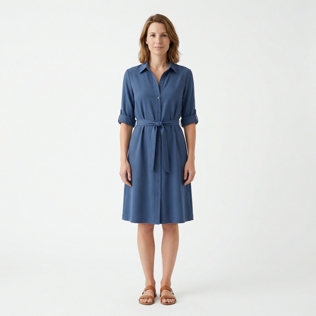 Midi-Hemdblusenkleid in Jeansblau, Frontansicht mit Knopfleiste und Midi-Länge