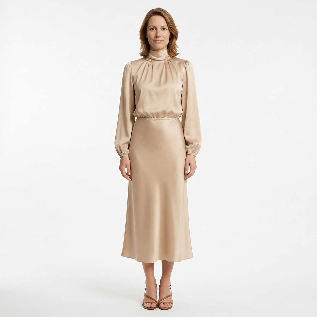 Damen Satin Midi Kleid in Beige, Schalkragen und Langarm, Vorderansicht am Model