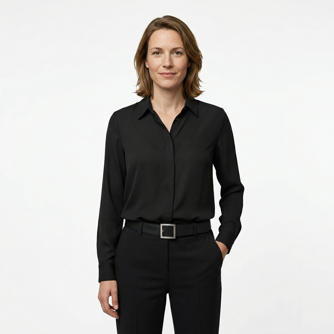 Damen Langarmbluse schwarz, Polyester mit Umlegekragen, Vorderansicht am Model