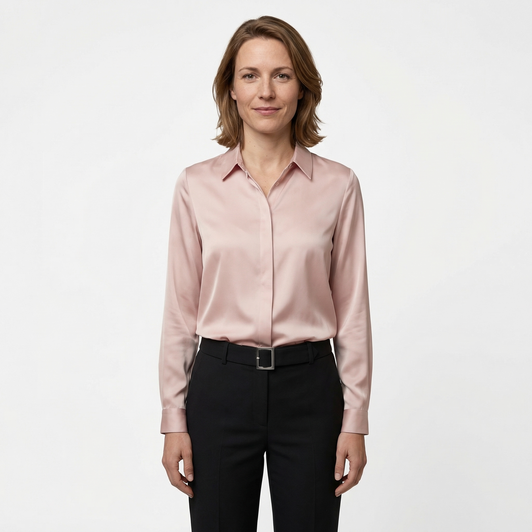 Damen Langarmbluse rosa, Umlegekragen mit verdeckter Knopfleiste, Vorderansicht am Model