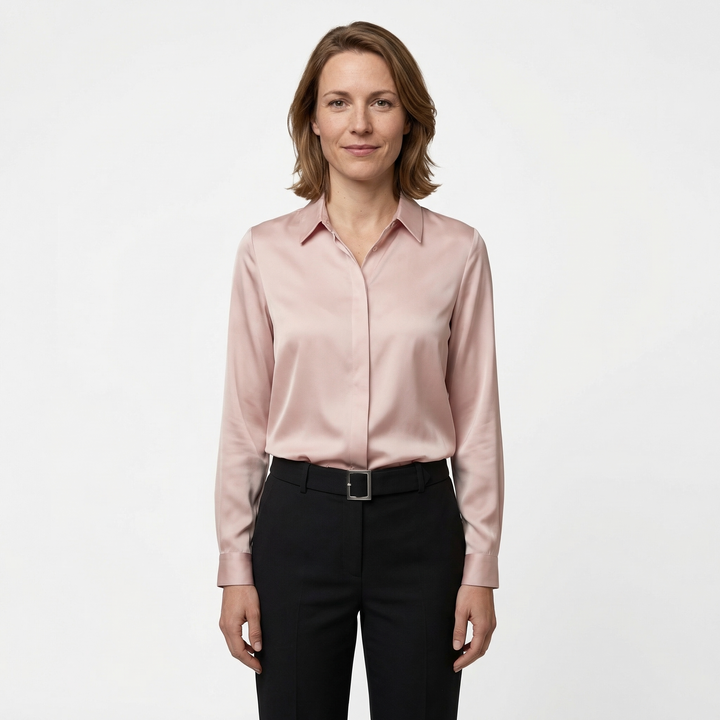 Damen Langarmbluse rosa, Umlegekragen mit verdeckter Knopfleiste, Vorderansicht am Model