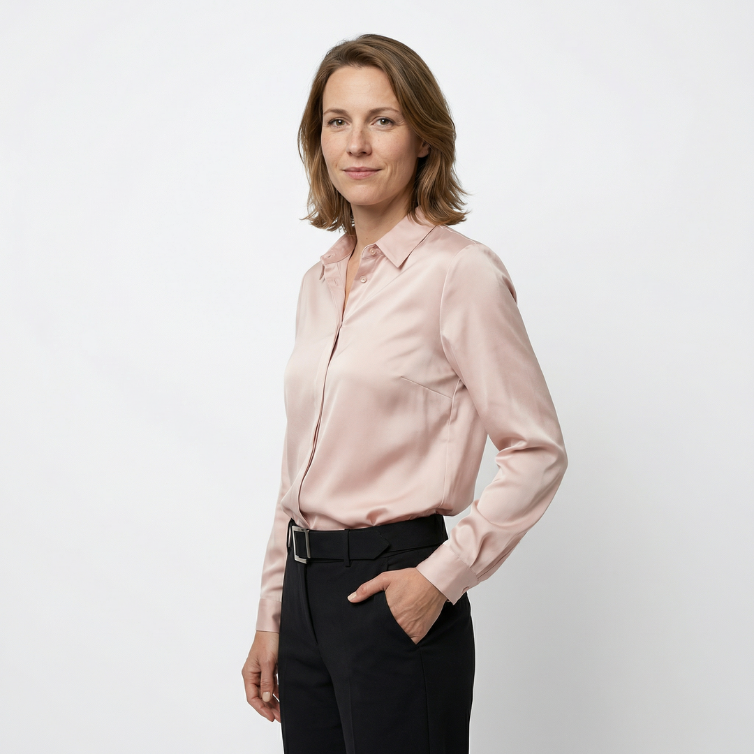 Damen Langarmbluse rosa, seitliche Ansicht am Model, leichter Glanz des Polyestergewebes