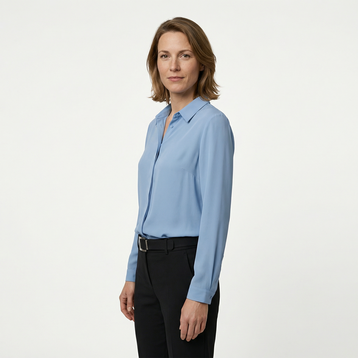 Damen Langarmbluse hellblau, seitliche Perspektive am Model, Polyester-Gewebe