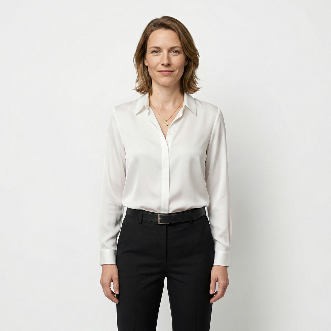 Damen Langarmbluse cremeweiß, Umlegekragen mit Knopfleiste, Vorderansicht am Model