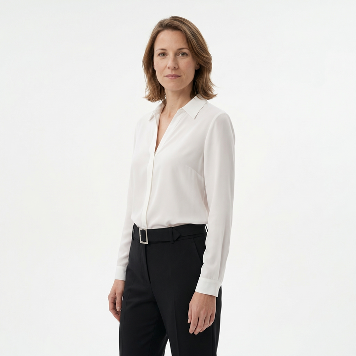 Damen Langarmbluse cremeweiß, seitliche Ansicht am Model, Kragen-Detail sichtbar