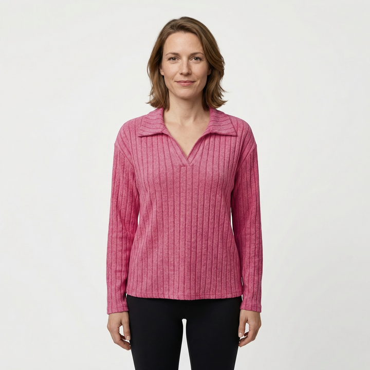 Damen Langarm Polokragen Strickshirt in Rosarot, geripptes Muster, Vorderansicht am Model