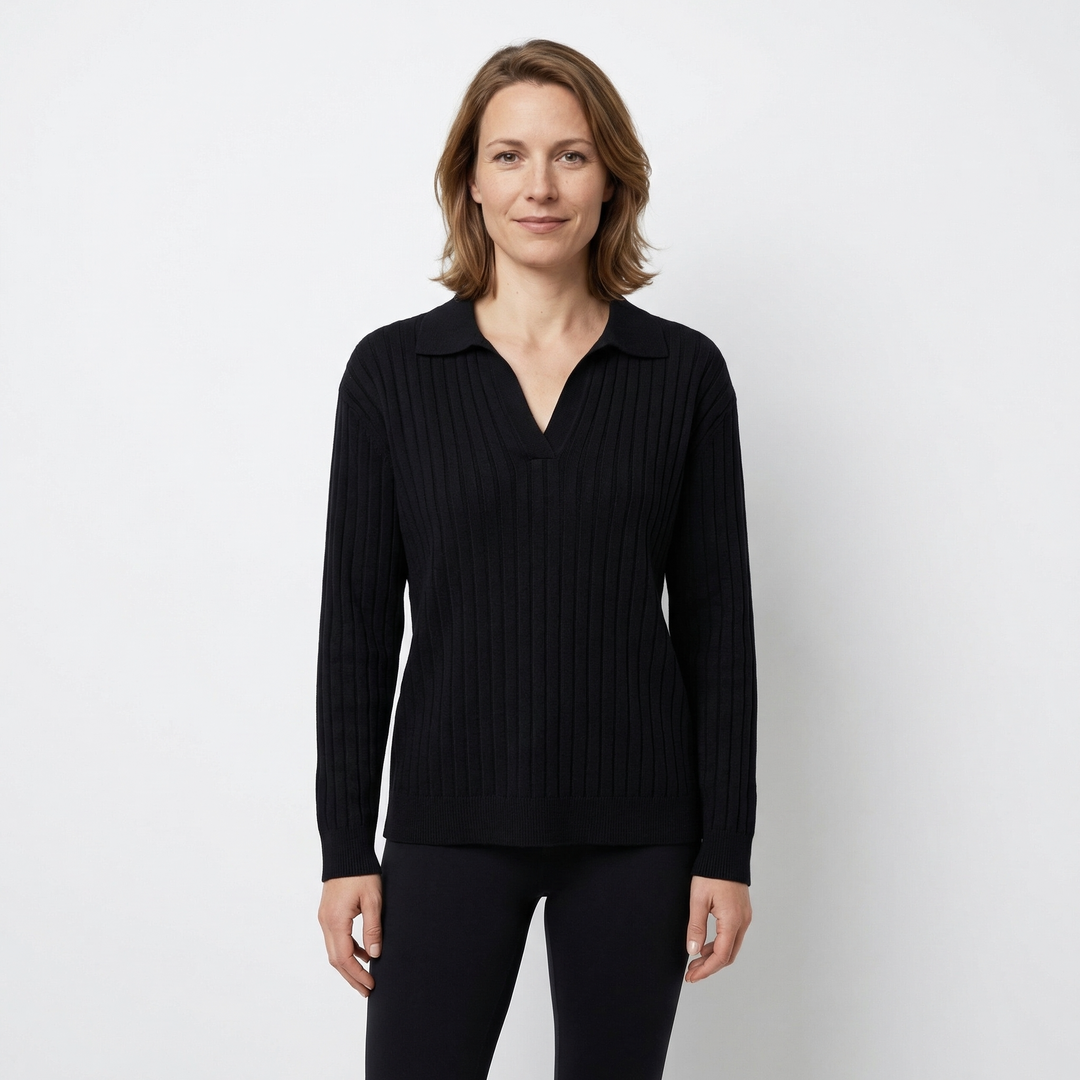 Damen Langarm Polokragen Strickshirt in Schwarz, geripptes Muster, Vorderansicht am Model