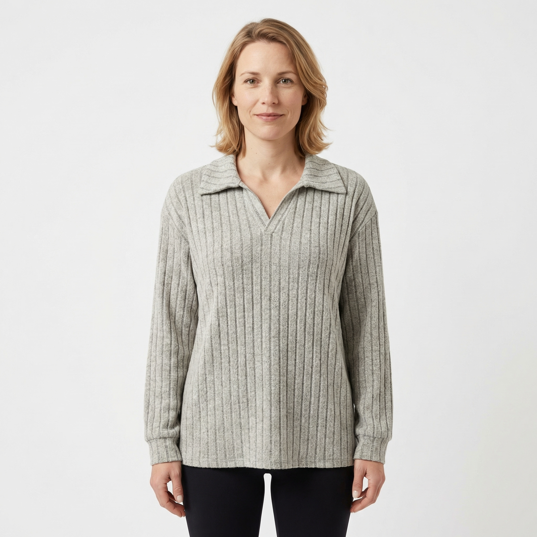 Damen Langarm Polokragen Strickshirt in Grau, geripptes Muster, Vorderansicht am Model
