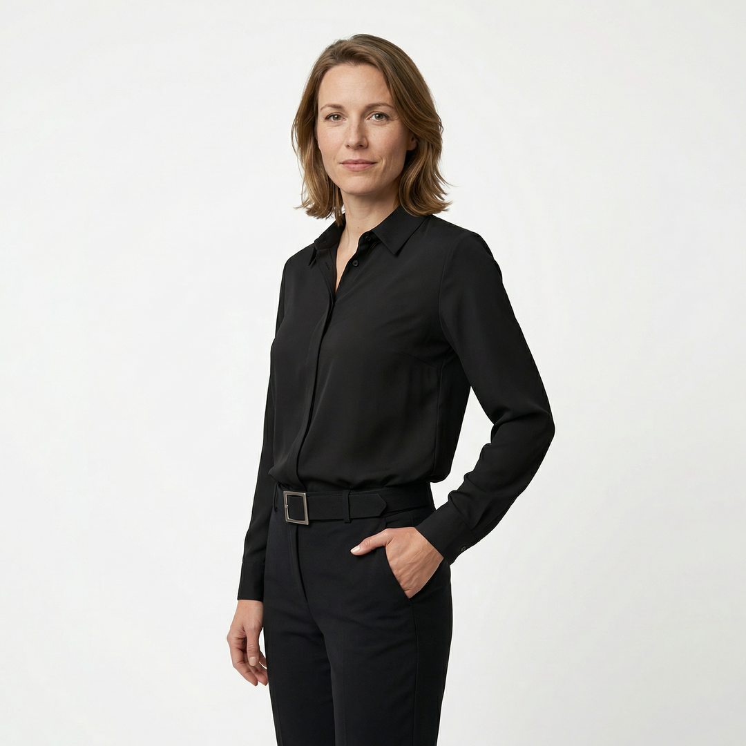 Damen Langarmbluse schwarz, seitliche Perspektive am Model, Knopfleiste sichtbar