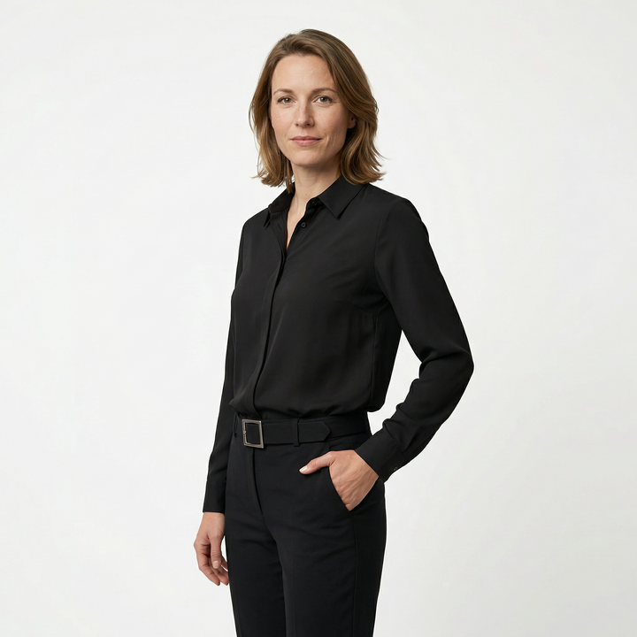 Damen Langarmbluse schwarz, seitliche Perspektive am Model, Knopfleiste sichtbar