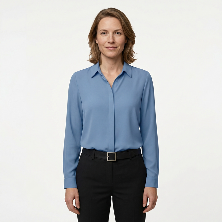 Damen Langarmbluse hellblau, Umlegekragen mit verdeckter Knopfleiste, Vorderansicht am Model