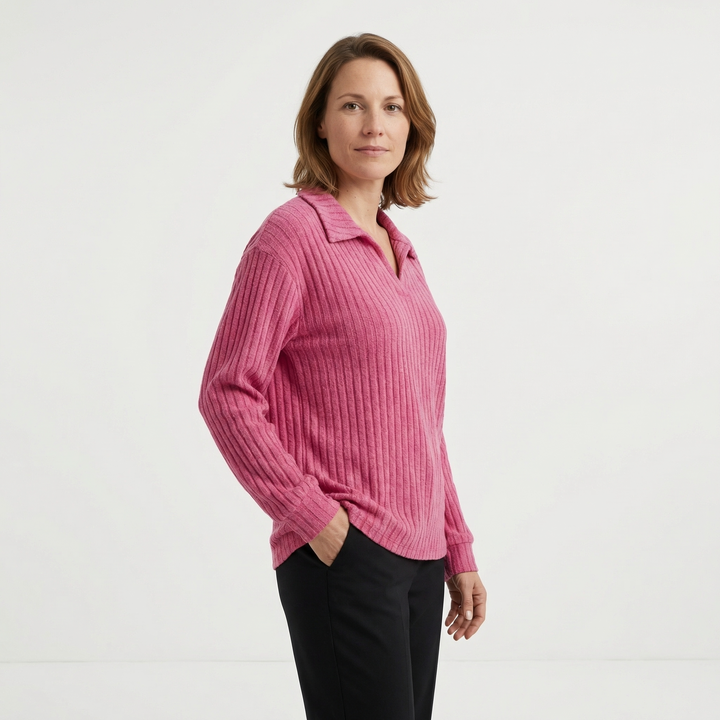 Damen Rippenstrick Poloshirt in Rosarot, Seitenansicht mit Polokragen und V-Ausschnitt