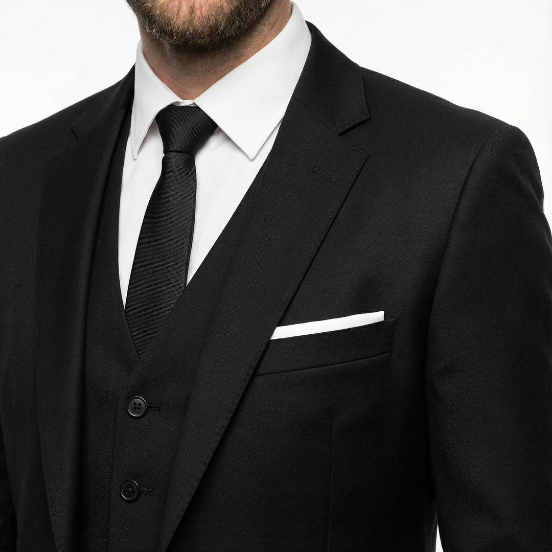 Nahaufnahme Revers, Weste und Einstecktuch, Herren Dreiteiler in Schwarz