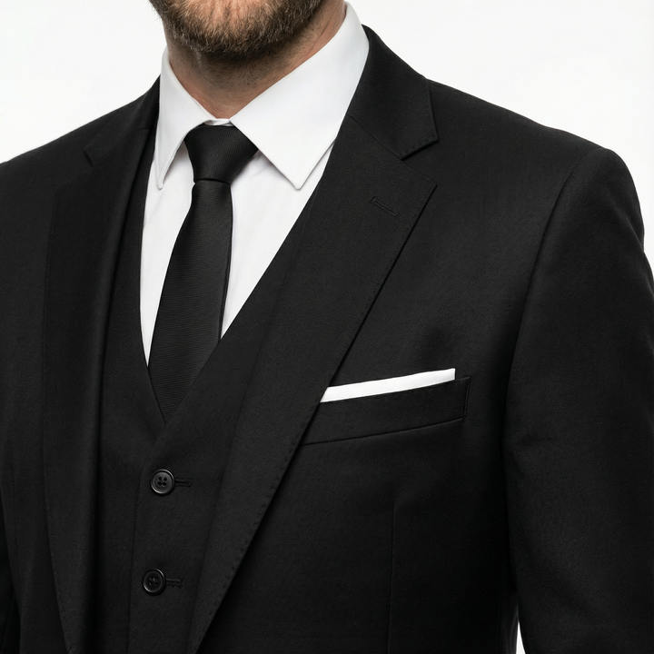 Nahaufnahme Revers, Weste und Einstecktuch, Herren Dreiteiler in Schwarz