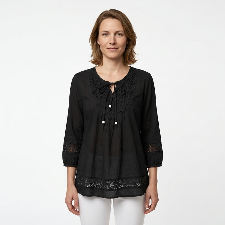 Schwarze Spitzenbluse, Seitenansicht mit Dreiviertellarm