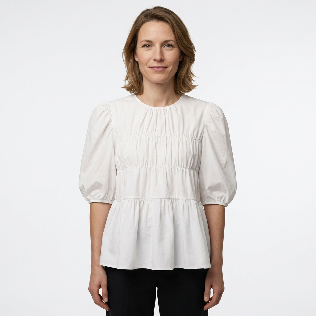 Weiße Oversized-Tunika mit Rüschen-Front, Kurzarm, Rundhals — Vorderansicht