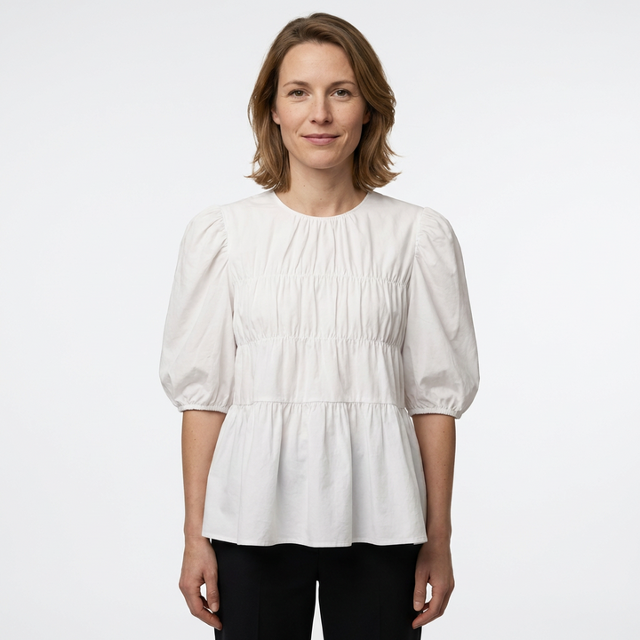 Weiße Oversized-Tunika mit Rüschen-Front, Kurzarm, Rundhals — Vorderansicht