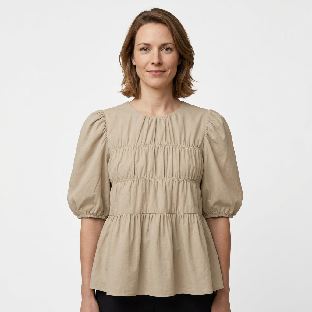 Schwarze Oversized-Bluse mit plissierter Rüschenfront, Kurzarm — Vorderansicht