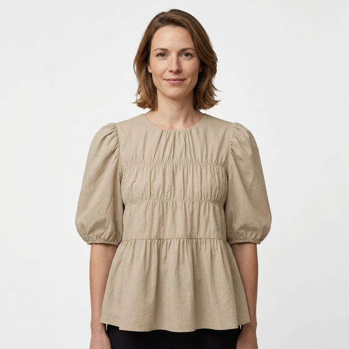 Schwarze Oversized-Bluse mit plissierter Rüschenfront, Kurzarm — Vorderansicht