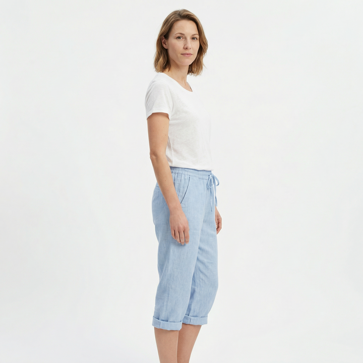 Damen Leinenshorts im lässigen Sommer-Outfit, kombiniert mit locker sitzendem Top