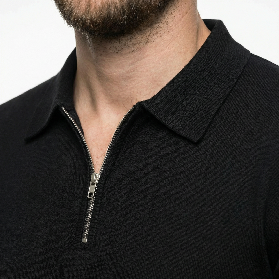 Nahaufnahme Reißverschluss und Polokragen, Herren Strick-Polo in Schwarz