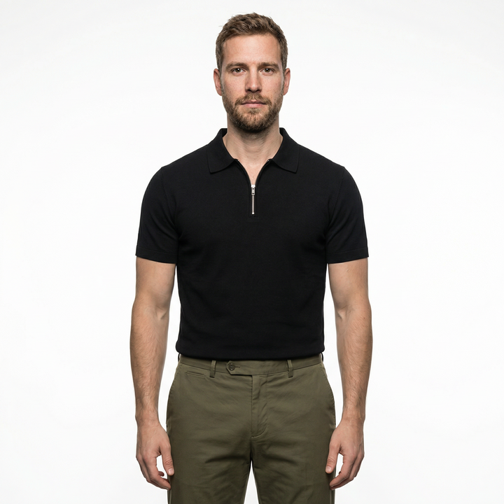 Herren Polo Slim Fit in Schwarz mit halbem Reißverschluss, Vorderansicht am Model