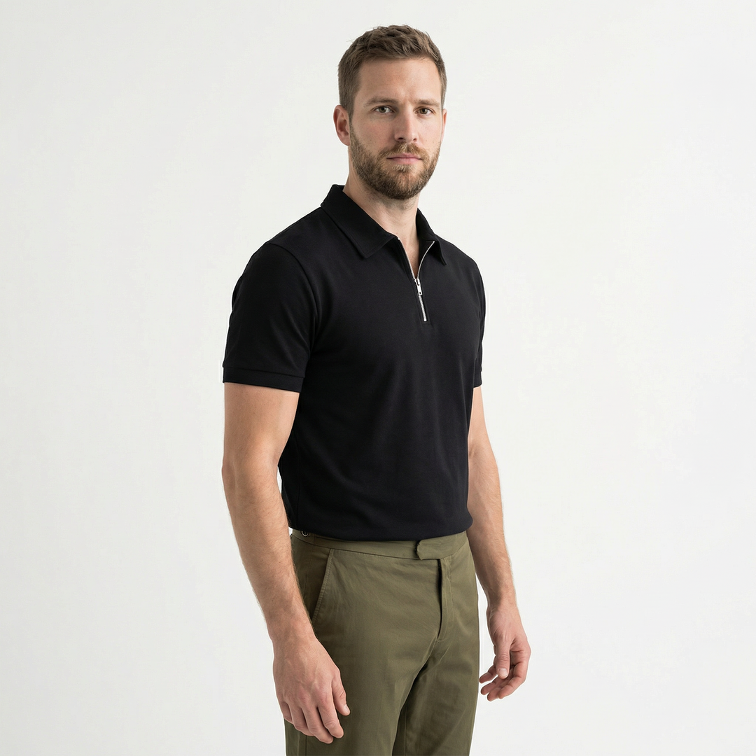 Herren Polo Slim Fit in Schwarz, Seitenansicht am Model, Reißverschluss geöffnet