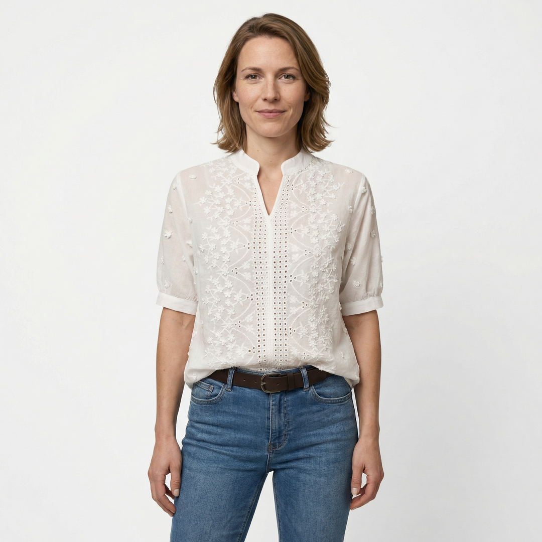 Weiße Damen-Sommerbluse mit V-Ausschnitt und Stickerei, vorne