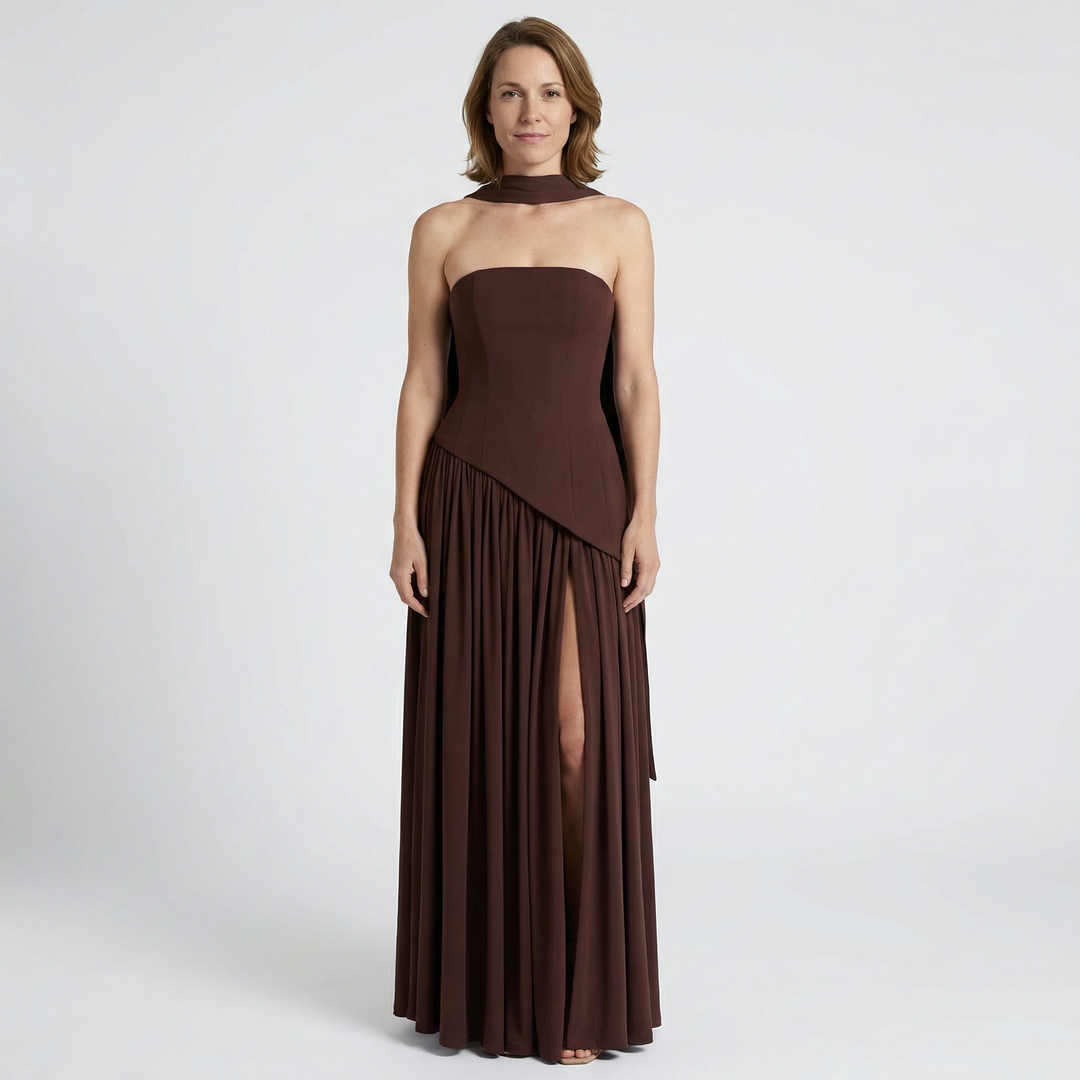 Damen Maxikleid Trägerlos in Braun, Vorderansicht mit seitlichem Schlitz