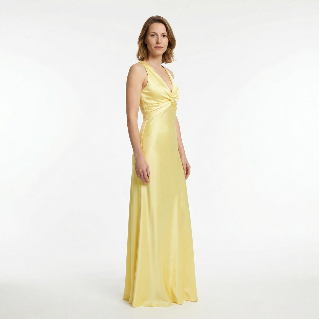 Damen Satin Maxikleid in Hellgelb, Seitenansicht am Model