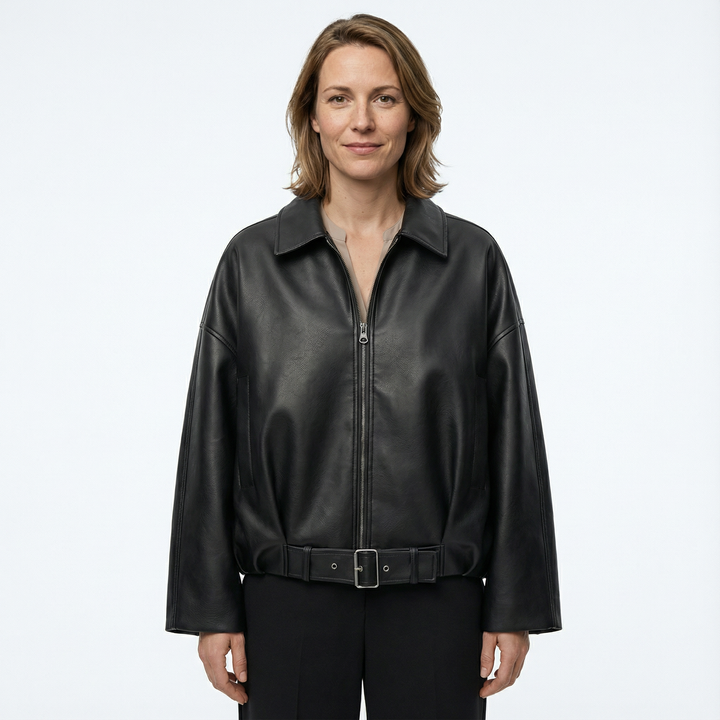 Damen PU-Leder Bomberjacke in Schwarz mit Gürtel, Vorderansicht am Model