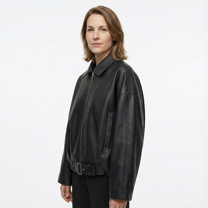 Damen PU-Leder Bomberjacke in Schwarz, Seitenansicht mit Gürtel und Oversized-Schnitt