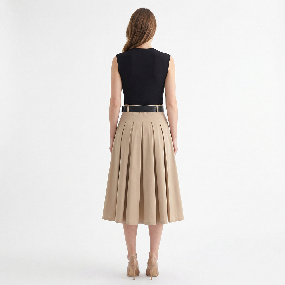 Plissiertes Midi-Sommerkleid mit Bindegürtel in Schwarz-Khaki, Styling-Aufnahme