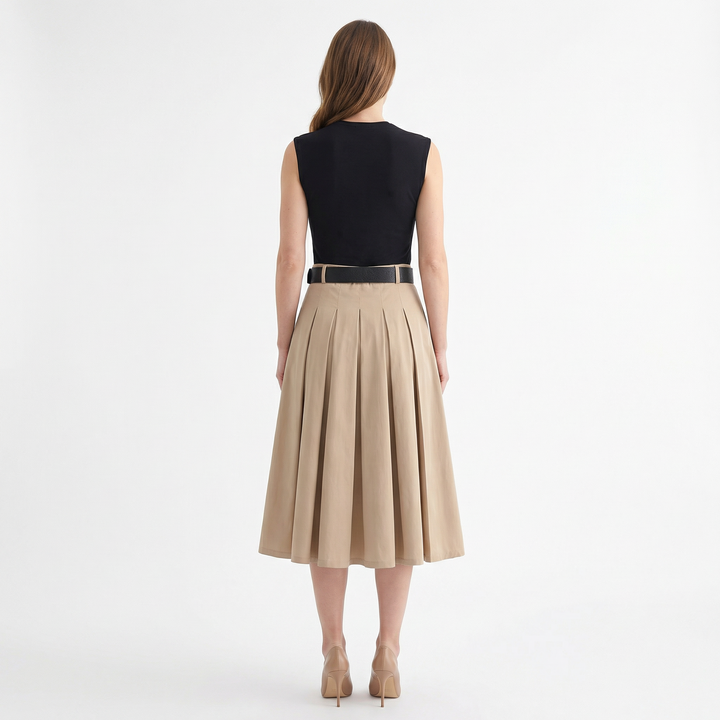 Plissiertes Midi-Sommerkleid mit Bindegürtel in Schwarz-Khaki, Styling-Aufnahme