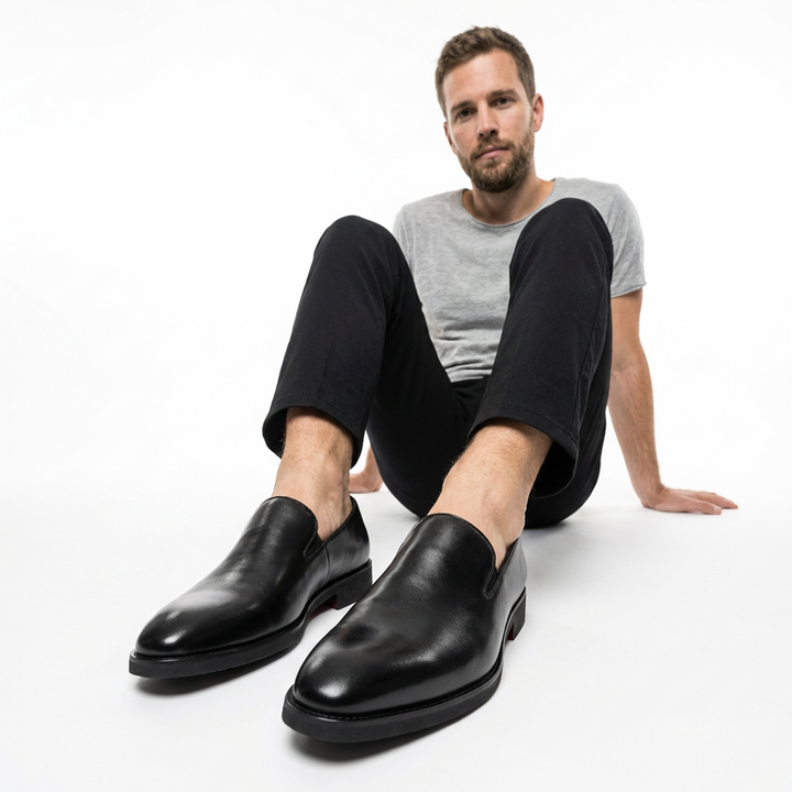 Herren trägt schwarze Slip-On Loafer im Business-Setting, Frontansicht
