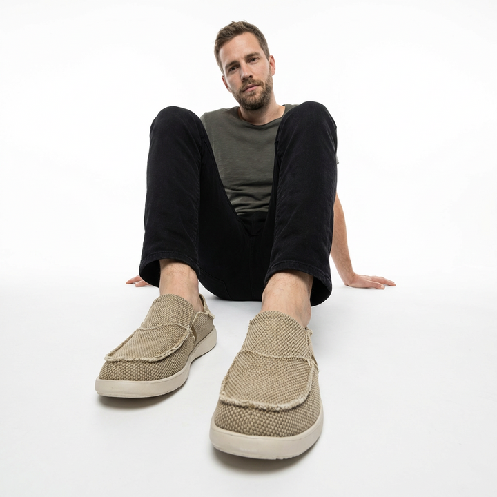 Herren trägt Canvas Loafer in Khaki, casual Styling, Seitenansicht
