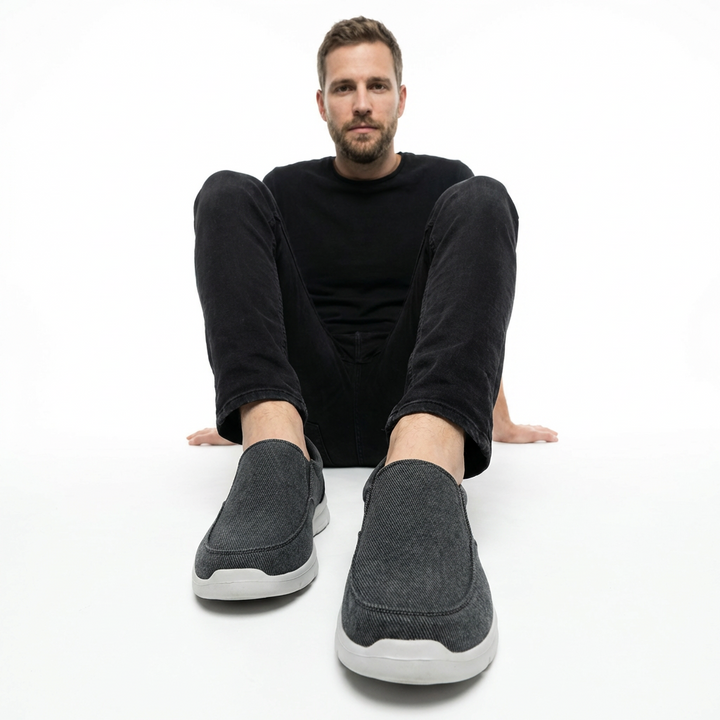 Herren Canvas Loafer in Blau, Lifestyle-Setting im Freien
