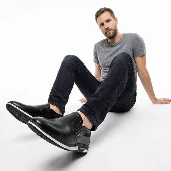 Herrenmodel trägt schwarze Loafer, dunkles Casual-Outfit, Frontansicht