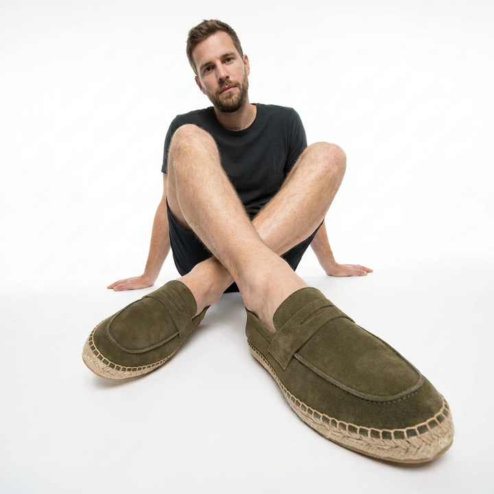 Herren trägt olivgrüne Espadrilles im Freizeitlook, Seitenansicht