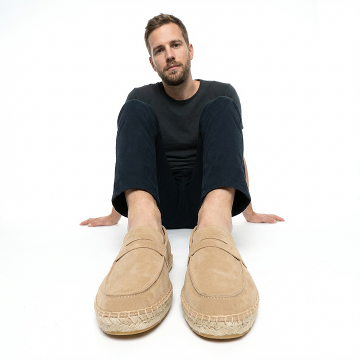 Herren trägt sandfarbene Espadrilles in sommerlichem Outfit, Seitenansicht