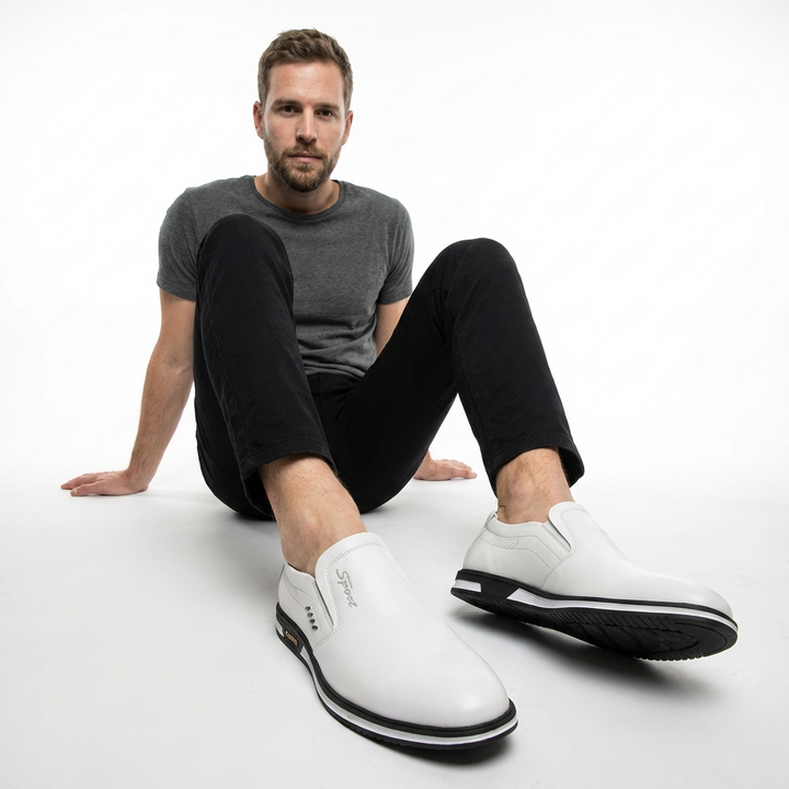 Herrenmodel trägt weiße Loafer, Casual-Outfit, Frontansicht