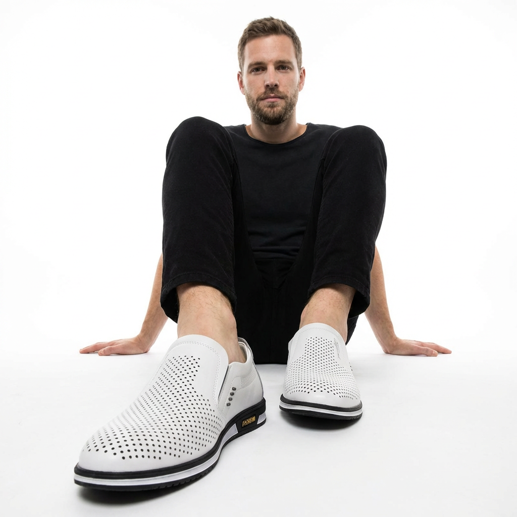 Herrenmodel trägt Loafer Weiß Mesh, legere Hose, Frontansicht