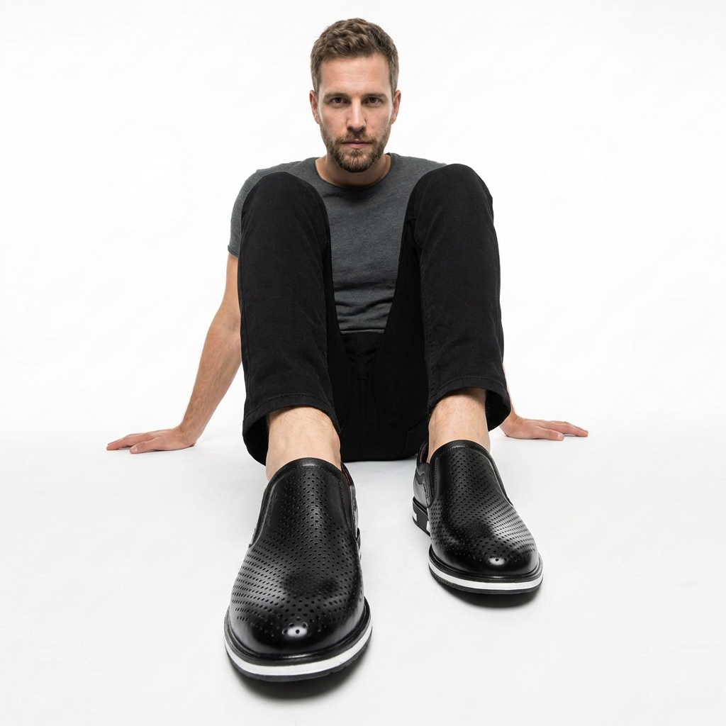 Herrenmodel trägt Loafer Schwarz Mesh, lässiges Outfit, Frontansicht